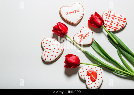 Tulipani fiori a forma di cuore gingerbread cookie. Concetto la Festa di vacanza il giorno di San Valentino, la Giornata della madre. Foto Stock