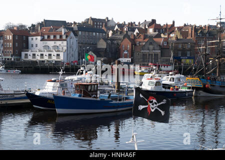 Jolly Roger battenti nel porto di Whiby Foto Stock