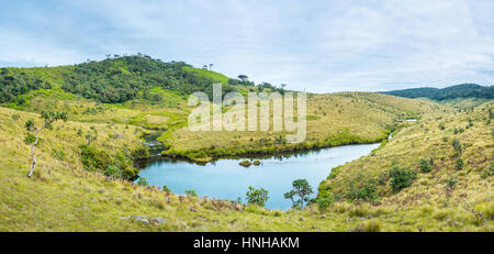 Il piccolo fiume Belihuloya corre attraverso Horton Plains plateau e diventa un grande fiume in pianura in Sri Lanka Foto Stock