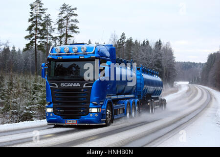 SALO, Finlandia - 14 gennaio 2017: Blu Scania R580 autobotte autotrasporti lungo nevoso autostrada rurale d'inverno. Foto Stock