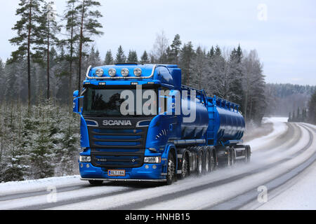 SALO, Finlandia - 14 gennaio 2017: Blu Scania R580 serbatoio di autotrasporti del carrello lungo la strada rurale in un giorno nuvoloso in inverno. Foto Stock