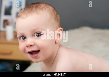 Baby boy con grandi occhi blu guardando nella telecamera Foto Stock