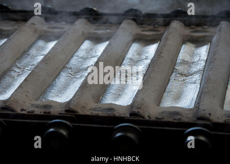 Pila di materie lingotti di alluminio in profili di alluminio fabbrica, Francia Foto Stock