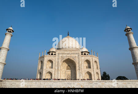 Vista occidentale del Taj Mahal, Agra, India Foto Stock