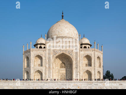 La gente in coda per vedere la tomba di imperatrice Mumtaz al Taj Mahal, Agra, India Foto Stock