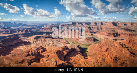 Antenna vista panoramica di scenic Dead Horse Point State Park con il famoso fiume Colorado che scorre su di una bella giornata di sole in estate, Utah, Stati Uniti d'America Foto Stock