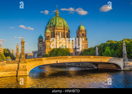 Bellissima vista della storica cattedrale di Berlino (Berliner Dom) all'Isola dei Musei (Museumsinsel) con il famoso Friedrichsbrucke oltre il fiume Sprea al tramonto Foto Stock