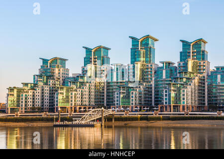 St George Wharf Pier e la parte esterna di un riverside sviluppo in Vauxhall, Londra Foto Stock