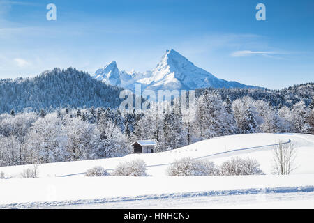 Bellissima vista della Scenic winter wonderland paesaggi con lo sci di fondo la via e il famoso monte Watzmann summit in background in inverno Foto Stock