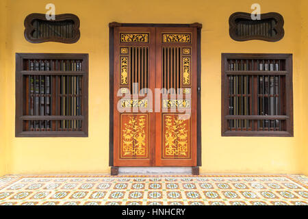 Peranakan stile tipico di Windows e abbellita da porte di ingresso di un pavimento di piastrelle in Penang Malaysia Foto Stock