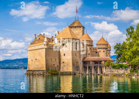 Visualizzazione classica del famoso castello di Chillon al bellissimo Lago di Ginevra, uno della Svizzera le maggiori attrazioni turistiche della città e castelli più visitati in Europa Foto Stock