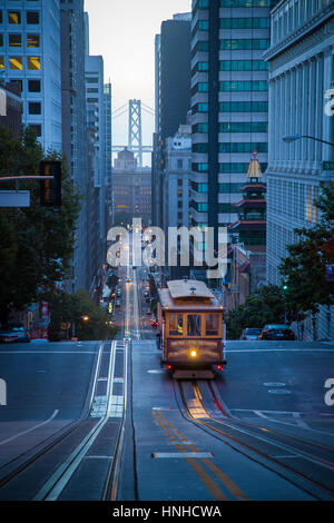 Visualizzazione classica della storica Funivia equitazione sulla famosa California Street nella splendida mattina presto twilight prima del sorgere del sole in estate, San Francisco, Stati Uniti d'America Foto Stock