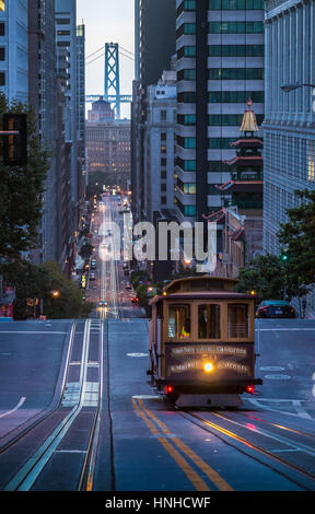 Visualizzazione classica della storica Funivia equitazione sulla famosa California Street nella splendida mattina presto twilight prima del sorgere del sole in estate, San Francisco, Stati Uniti d'America Foto Stock