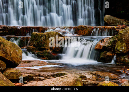 Cascate di acqua su un fiume di montagna Foto Stock