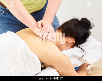 Massaggi, massaggiatore professionista e una donna cliente Foto Stock