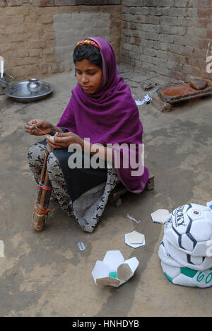 INDIA Uttar Pradesh, Meerut , villaggio Kurali, industria di cottage, figli di famiglie dalit la maglia della squadra di calcio dell'indian brand Vicky Foto Stock