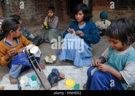 INDIA Uttar Pradesh, Meerut , villaggio Kurali, industria di cottage, figli di famiglie dalit la maglia della squadra di calcio dell'indian brand Vicky Foto Stock