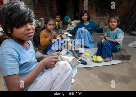 INDIA Uttar Pradesh, Meerut , villaggio Kurali, industria di cottage, figli di famiglie dalit la maglia della squadra di calcio dell'indian brand Vicky Foto Stock