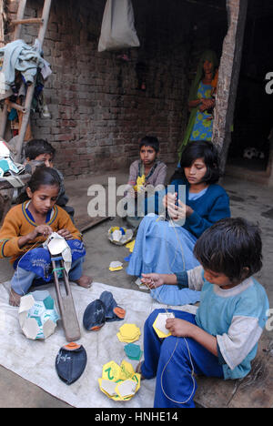 INDIA Uttar Pradesh, Meerut , villaggio Kurali, industria di cottage, figli di famiglie dalit la maglia della squadra di calcio dell'indian brand Vicky Foto Stock