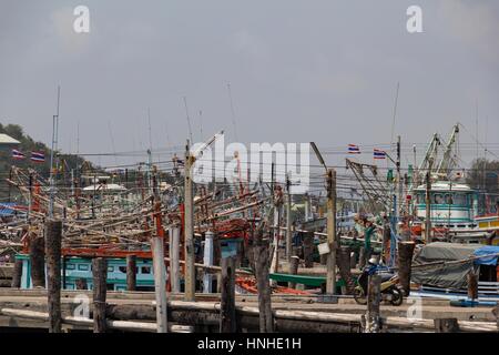 Chanthaburi, Tailandia - 26 febbraio 2014 villaggio di pescatori nella provincia di Chanthaburi nel Golfo della Tailandia Foto Stock