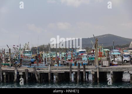 Chanthaburi, Tailandia - 26 febbraio 2014 villaggio di pescatori nella provincia di Chanthaburi nel Golfo della Tailandia Foto Stock