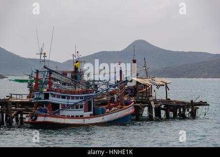 Chanthaburi, Tailandia - 26 febbraio 2014 villaggio di pescatori nella provincia di Chanthaburi nel Golfo della Tailandia Foto Stock