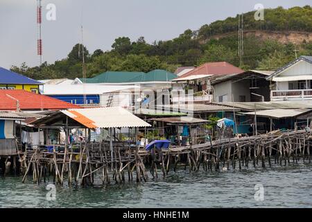 Chanthaburi, Tailandia - 26 febbraio 2014 villaggio di pescatori nella provincia di Chanthaburi nel Golfo della Tailandia Foto Stock