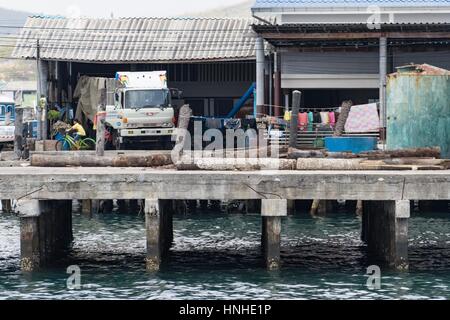 Chanthaburi, Tailandia - 26 febbraio 2014 villaggio di pescatori nella provincia di Chanthaburi nel Golfo della Tailandia Foto Stock