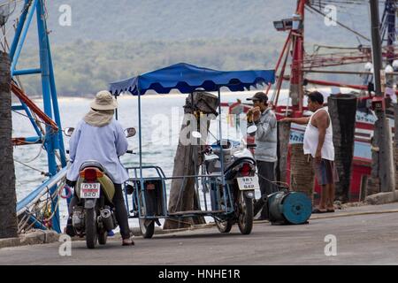 Chanthaburi, Tailandia - 26 febbraio 2014 villaggio di pescatori nella provincia di Chanthaburi nel Golfo della Tailandia Foto Stock