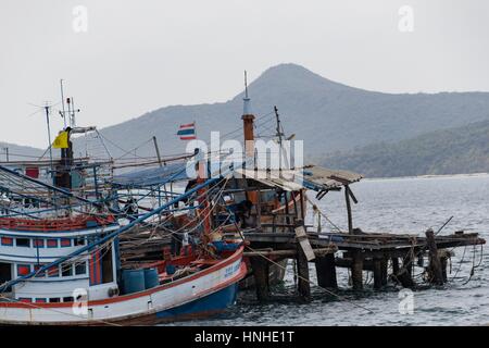 Chanthaburi, Tailandia - 26 febbraio 2014 villaggio di pescatori nella provincia di Chanthaburi nel Golfo della Tailandia Foto Stock