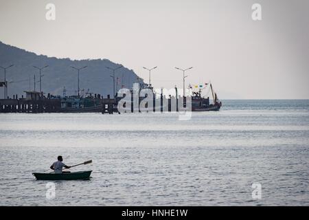 Chanthaburi, Tailandia - 26 febbraio 2014 villaggio di pescatori nella provincia di Chanthaburi nel Golfo della Tailandia Foto Stock