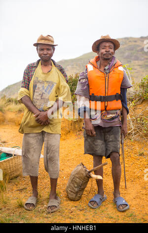 Ritratto di strada di pescatori malgasci che stanno tornando dalla loro catture di mattina al mare e di andare a vendere il pesce nelle zone rurali del pescatore comunitario Foto Stock