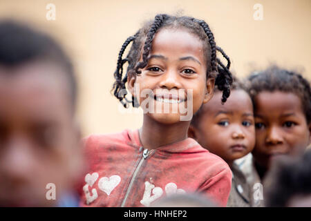 Sorridente ritratto di una bambina adottata nelle zone rurali del pescatore comunità (paese) lungo la costa in area Fort-Dauphin. Foto Stock