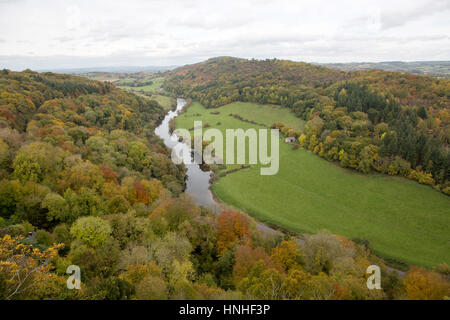 Symonds Yat. Symonds Yat è una roccia che è utilizzato come vedetta per ottenere una vista stupenda del nord della valle del Wye. Qui il fiume Wye prende a me Foto Stock