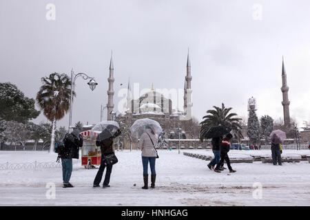 Istanbul, Turchia - 19 Febbraio 2015 : i turisti al Sultan Ahmet Square in inverno Foto Stock