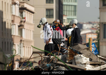 ISTANBUL - 10 Giugno 2013 : Le persone sono a Taksim Square per protestare contro la Taksim Gezi Park demolizione ad Istanbul in Turchia. La polizia è ancora una volta in Taksim con bombole di gas. Foto Stock