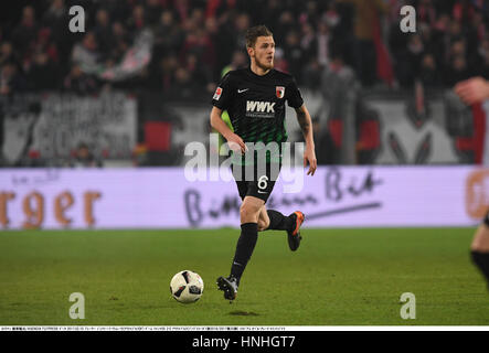 Mainz, Germania. 10 Febbraio, 2017. Jeffrey Gouweleeuw (Augsburg) Calcio/Calcetto : tedesco Bundesliga match tra 1. FSV Mainz 05 2-0 FC Augsburg a Opel Arena a Mainz, Germania . Credito: Takamoto Tokuhara/AFLO/Alamy Live News Foto Stock