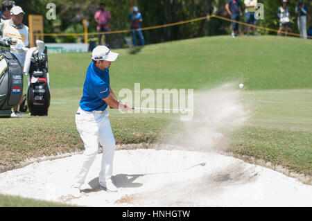 Kuala Lumpur, Malesia. 12 Feb, 2017 Maybank Golf Championship, Tour Europeo, Fabrizio Zanotti chips fuori del bunker al decimo foro durante il suo turno vincente al campionato Maybank presso il Saujana Golf & Country Club, Kuala Lumpur, Malesia. Credito: Flashspix/Alamy Live News Foto Stock