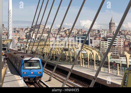ISTANBUL, Turchia - 6 Maggio 2015 : treno della metropolitana presso il ponte Halic Foto Stock