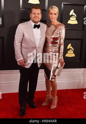 Los Angeles, Stati Uniti d'America. Il 12 febbraio 2017. aperto sul lato con laceJames Corden, Julia Carey 382 arrivando a 59th Annual Grammy Awards 2017 a Staples Center di Los Angeles. Febbraio 12, 2017. Credito: Tsuni / USA/Alamy Live News Foto Stock