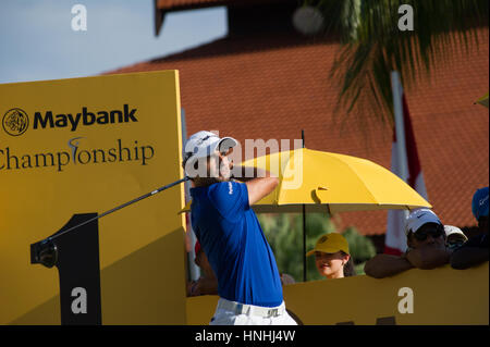 Kuala Lumpur, Malesia. 12 Feb, 2017 Maybank Golf Championship, Tour Europeo, Fabrizio Zanotti guida off il primo tee durante il suo turno vincente al campionato Maybank presso il Saujana Golf & Country Club, Kuala Lumpur, Malesia. Credito: Flashspix/Alamy Live News Foto Stock