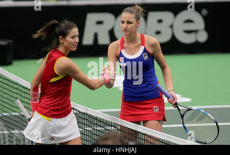 Ostrava, Repubblica Ceca. 12 Feb, 2017. Giocatore di Tennis Garbine Muguruza dalla Spagna (sinistra) scuote le mani con Karolina Pliskova dalla Repubblica ceca, (a destra) durante il match di tennis del Fed Cup 1° round tra Repubblica Ceca (Karolina Pliskova) e Spagna, a Ostrava, Repubblica ceca, 12 febbraio 2017. Credito: Petr Sznapka/CTK foto/Alamy Live News Foto Stock