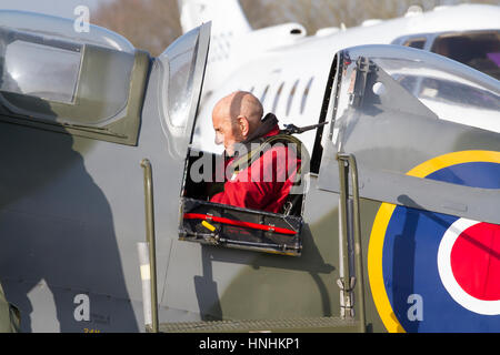 Biggin Hill, Regno Unito. Xiii Febbraio, 2017. Lancio del centenario celebrazioni dell anno a Londra Biggin Hill aeroporto con tre speciali per gli ospiti VIP che sono 100 anni. Dopo un discorso di MD Curtis, ospiti VIP, 100 Anni di Ray Roberts , ha preso il largo in uno Spitfire per breve volo locale e poi ha partecipato ad un pranzo celebrativo Credito: Keith Larby/Alamy Live News Foto Stock