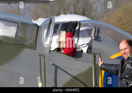 Biggin Hill, Regno Unito. Xiii Febbraio, 2017. Lancio del centenario celebrazioni dell anno a Londra Biggin Hill aeroporto con tre speciali per gli ospiti VIP che sono 100 anni. Dopo un discorso di MD Curtis, ospiti VIP, 100 Anni di Ray Roberts , ha preso il largo in uno Spitfire per breve volo locale e poi ha partecipato ad un pranzo celebrativo Credito: Keith Larby/Alamy Live News Foto Stock