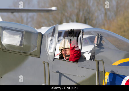 Biggin Hill, Regno Unito. Xiii Febbraio, 2017. Lancio del centenario celebrazioni dell anno a Londra Biggin Hill aeroporto con tre speciali per gli ospiti VIP che sono 100 anni. Dopo un discorso di MD Curtis, ospiti VIP, 100 Anni di Ray Roberts , ha preso il largo in uno Spitfire per breve volo locale e poi ha partecipato ad un pranzo celebrativo Credito: Keith Larby/Alamy Live News Foto Stock