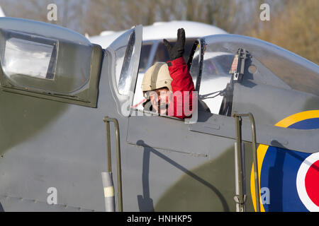 Biggin Hill, Regno Unito. Xiii Febbraio, 2017. Lancio del centenario celebrazioni dell anno a Londra Biggin Hill aeroporto con tre speciali per gli ospiti VIP che sono 100 anni. Dopo un discorso di MD Curtis, ospiti VIP, 100 Anni di Ray Roberts , ha preso il largo in uno Spitfire per breve volo locale e poi ha partecipato ad un pranzo celebrativo Credito: Keith Larby/Alamy Live News Foto Stock