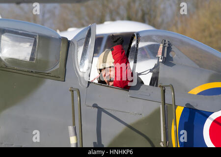 Biggin Hill, Regno Unito. Xiii Febbraio, 2017. Lancio del centenario celebrazioni dell anno a Londra Biggin Hill aeroporto con tre speciali per gli ospiti VIP che sono 100 anni. Dopo un discorso di MD Curtis, ospiti VIP, 100 Anni di Ray Roberts , ha preso il largo in uno Spitfire per breve volo locale e poi ha partecipato ad un pranzo celebrativo Credito: Keith Larby/Alamy Live News Foto Stock