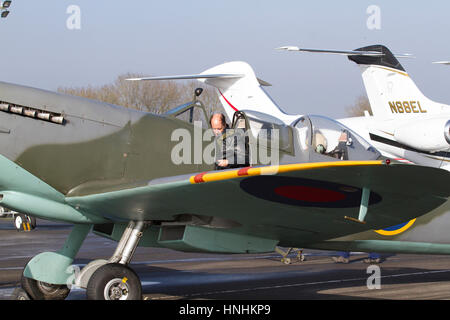 Biggin Hill, Regno Unito. Xiii Febbraio, 2017. Lancio del centenario celebrazioni dell anno a Londra Biggin Hill aeroporto con tre speciali per gli ospiti VIP che sono 100 anni. Dopo un discorso di MD Curtis, ospiti VIP, 100 Anni di Ray Roberts , ha preso il largo in uno Spitfire per breve volo locale e poi ha partecipato ad un pranzo celebrativo Credito: Keith Larby/Alamy Live News Foto Stock