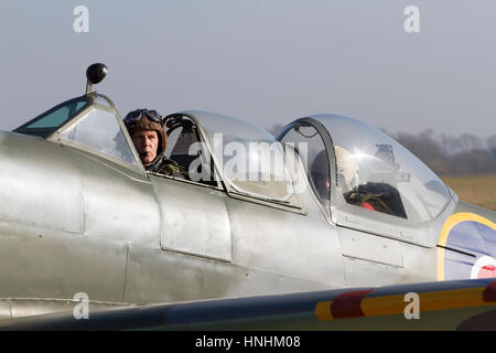 Biggin Hill, Regno Unito. Xiii Febbraio, 2017. Lancio del centenario celebrazioni dell anno a Londra Biggin Hill aeroporto con tre speciali per gli ospiti VIP che sono 100 anni. Dopo un discorso di MD Curtis, ospiti VIP, 100 Anno Ray Roberts , ha preso il largo in uno Spitfire per breve volo locale e poi ha partecipato ad un pranzo celebrativo Credito: Keith Larby/Alamy Live News Foto Stock