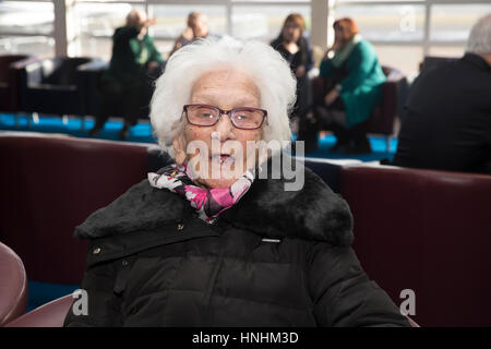 Biggin Hill, Regno Unito. Xiii Febbraio, 2017. 100 anni di Lily Osborne assiste il lancio del centenario celebrazioni dell anno a Londra Biggin Hill Aeroporto. Dopo un discorso circa il prossimo anno centenario eventi da MD Curtis degli ospiti VIP sono saliti a bordo di un Learjet 75 per un breve volo locale e poi sono stati trattati per un pranzo celebrativo Credito: Keith Larby/Alamy Live News Foto Stock